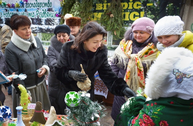 Чорноліські лісівники вразили покупців пакуванням ялинок