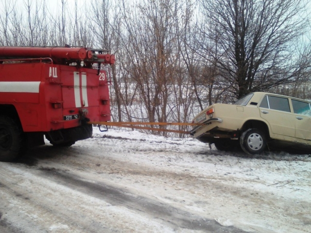 Олександрівський район: рятувальники продовжують надавати допомогу водіям на дорозі