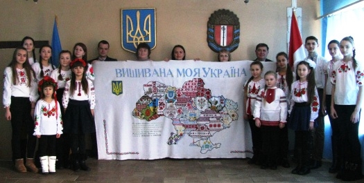 До Новгородки завітала незвичайна вишита карта України 