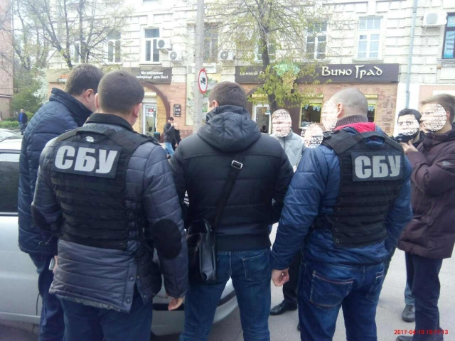 Сучасна корупція: на Кіровоградщині прокуратура затримала поліцейського, який вимагав хабара електронними коштами 