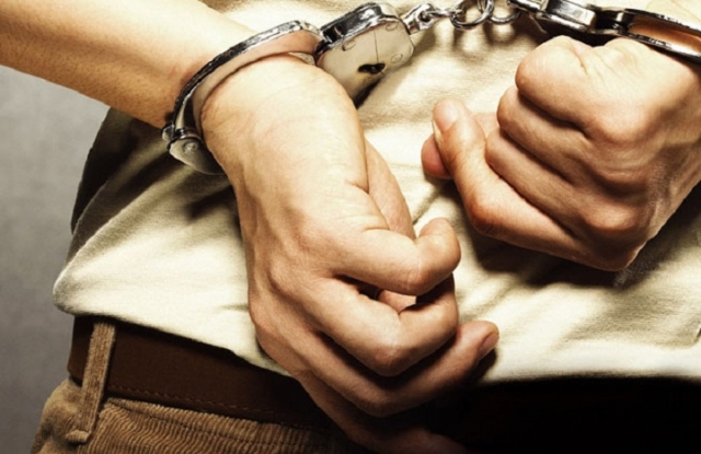Поліцейські Кіровоградщини викрили чоловіка, якого підозрюють у пограбуванні неповнолітньої