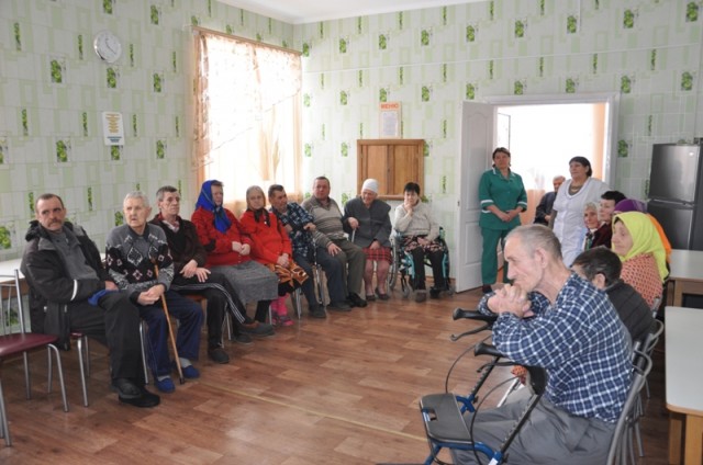 Напередодні 8-го березня в районі привітали мешканок відділень стаціонарного догляду для постійного проживання у селах Дмитрівка та Мошорине
