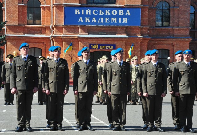 Старшокласники Кіровоградщини завітали до військової академії сухопутних військ