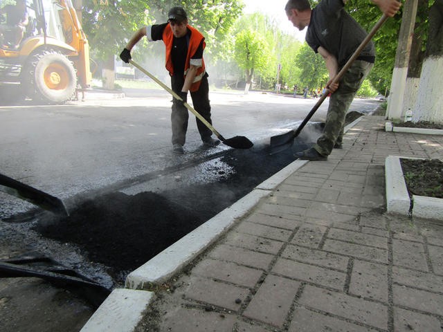 На території Олександрівської селищної ради продовжуються роботи по поточному ремонту доріг
