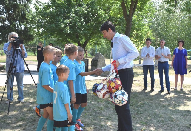 У Червоній Кам'янці Олександрійського та Петровому Знам'янського району відкрито сучасні поля для міні-футболу