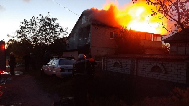 Світловодськ: вогнеборці загасили пожежу на території приватного домоволодіння