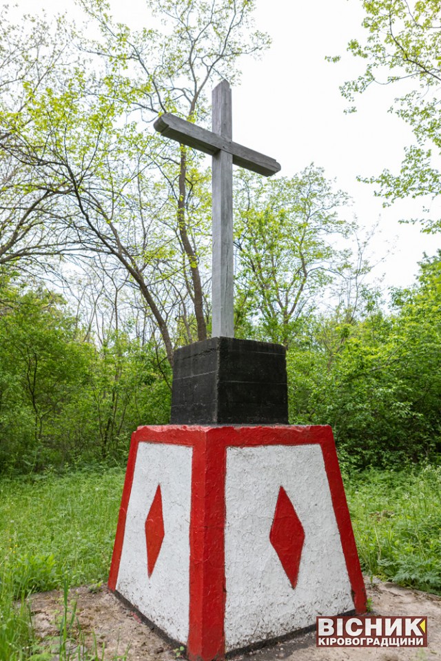 Братська могила полеглих при визволенні села  і стела пам’яті односельців, які загинули в роки Другої світової війни