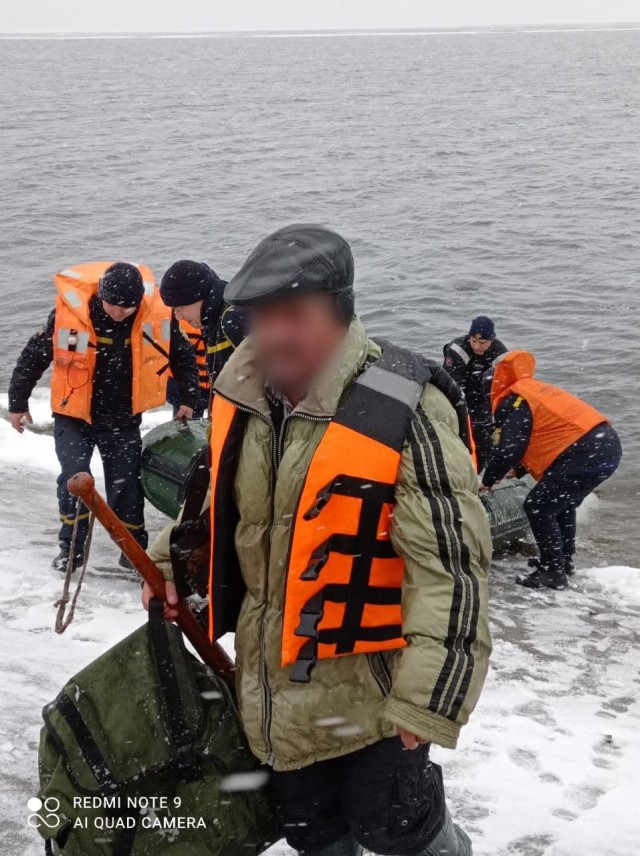 У Світловодську рятувальниками врятовано чоловіка, що дрейфував на крижині в акваторії Кременчуцького водосховища