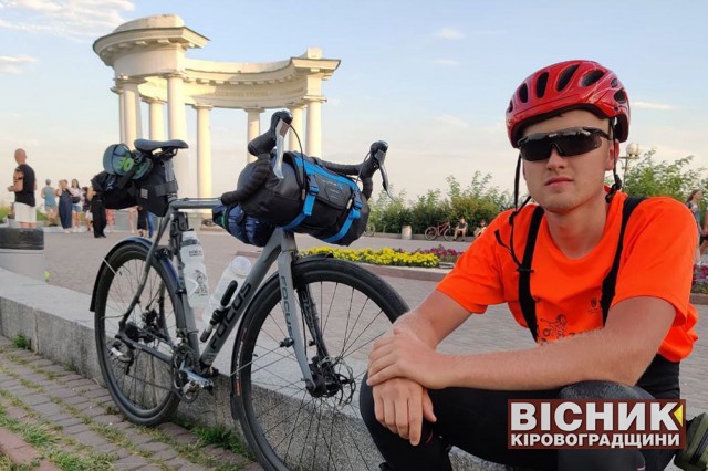 Благодійний велотур харків’янина, який збирає 75000$ на броньовану швидку, проліг через Світловодськ