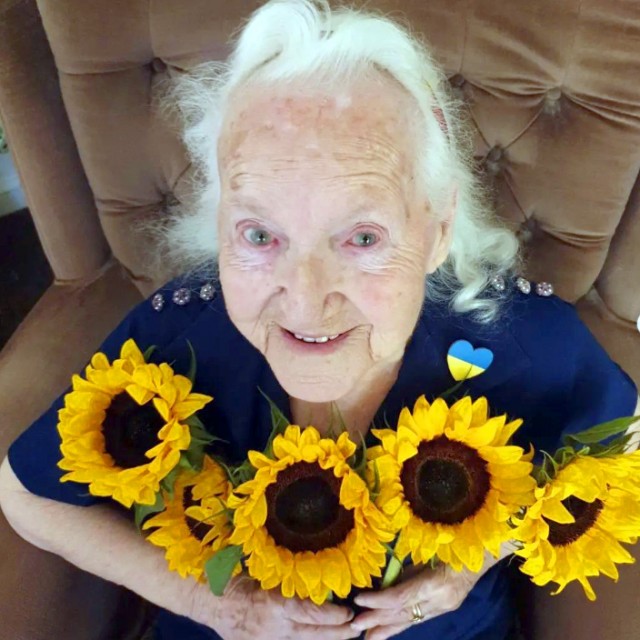 На аптечки для ЗСУ збирає 95-річна блогерка