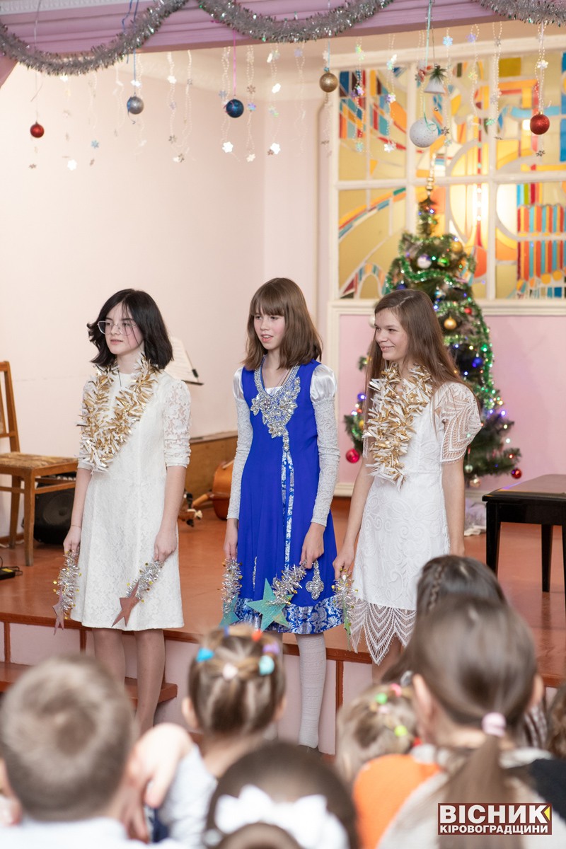 Світловодська дитяча музична школа привітала своїх вихованців з днем Святого Миколая