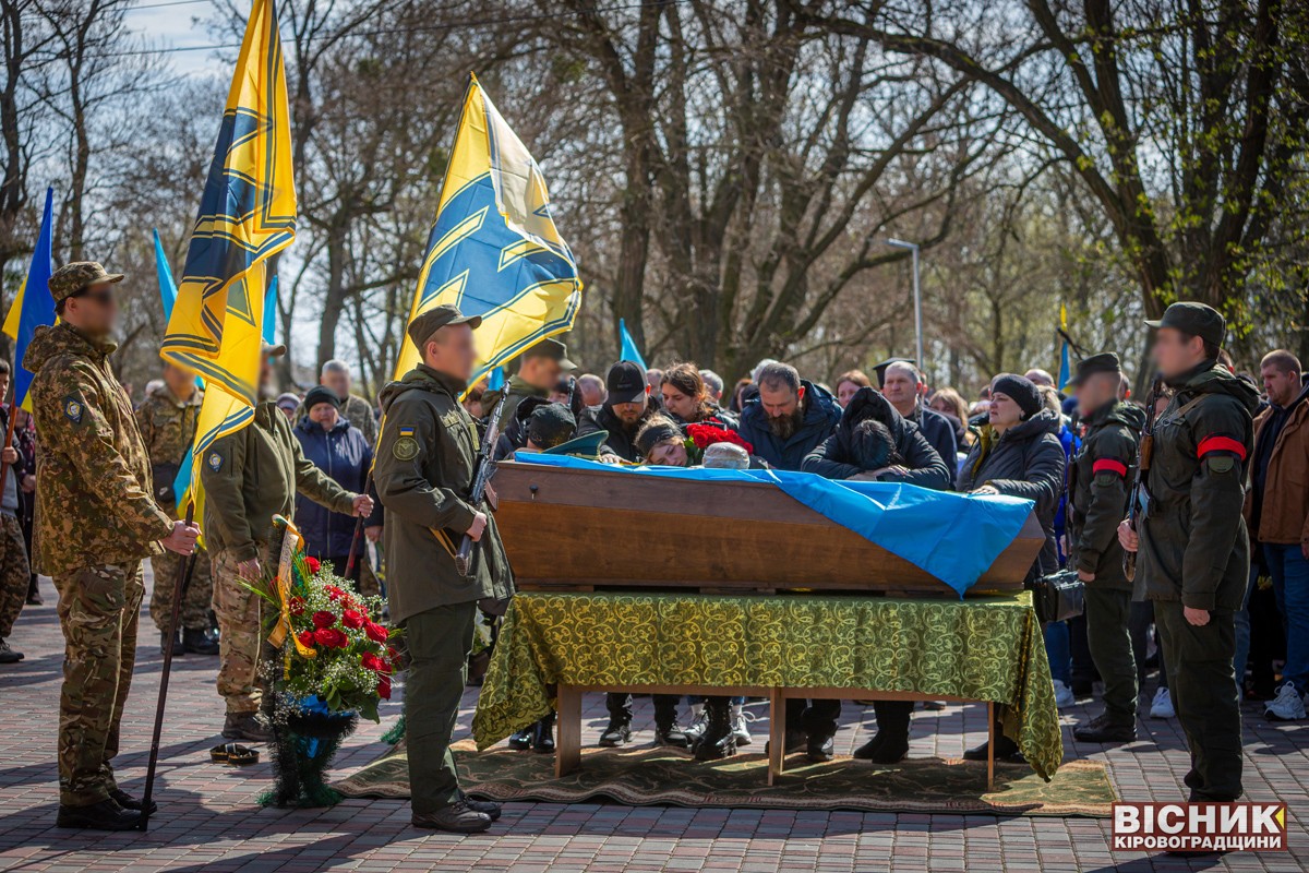 У Дмитрівці попрощалися із загиблим в Оленівці воїном полку «Азов» Богданом Хомовським