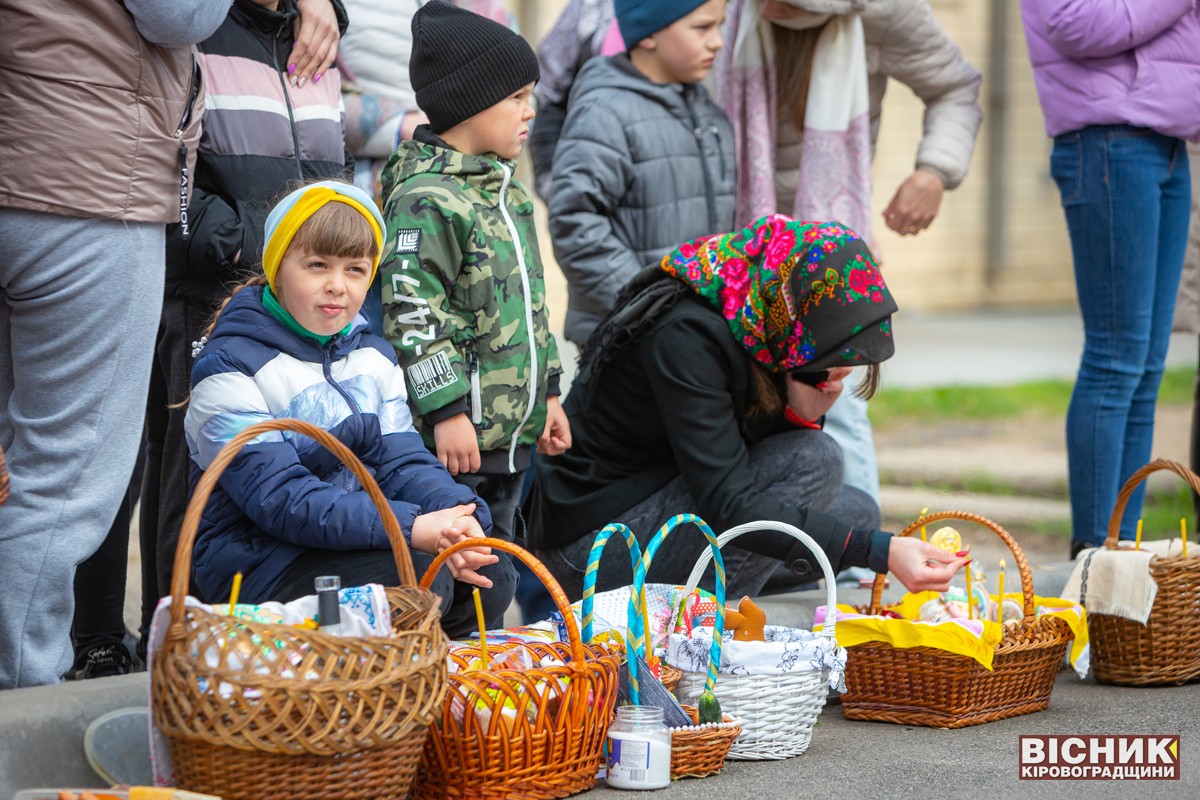 На Новгородківщині освячували паски, молилися за Україну і співали «Червону калину»