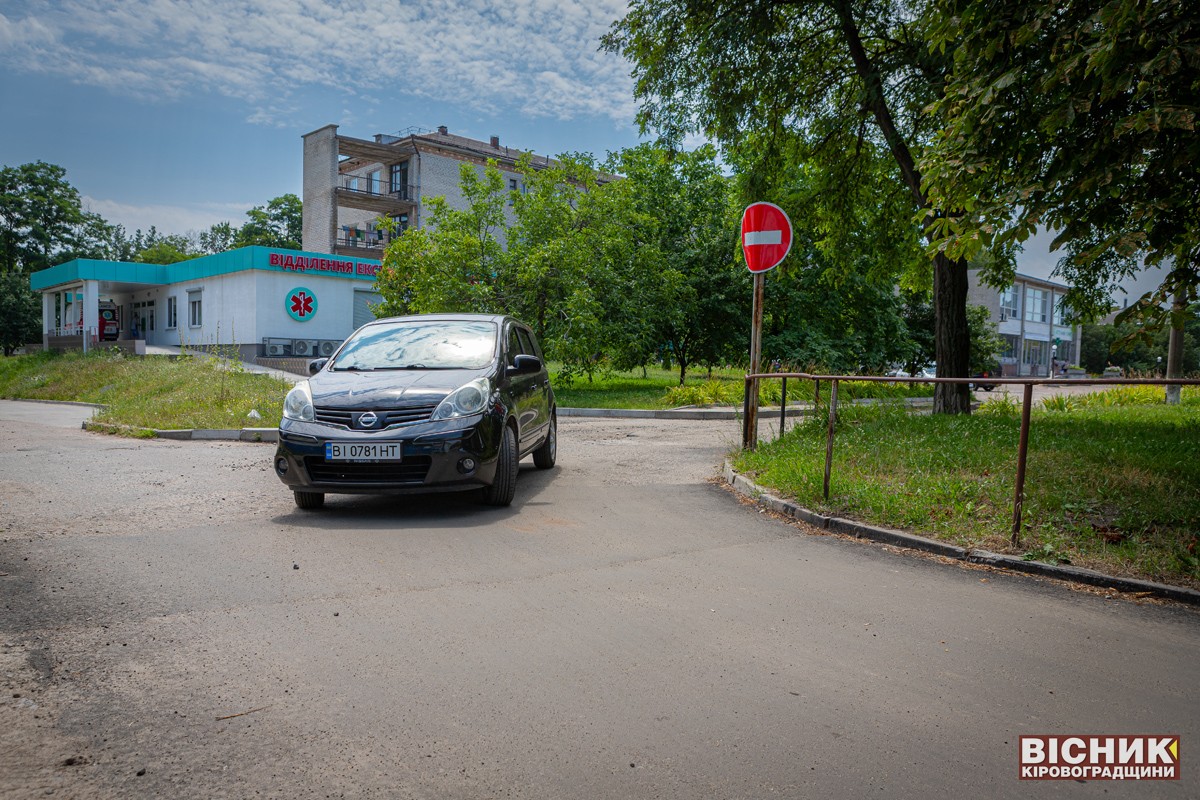 На вулиці Приморській у Світловодську триває ремонт асфальтового покриття