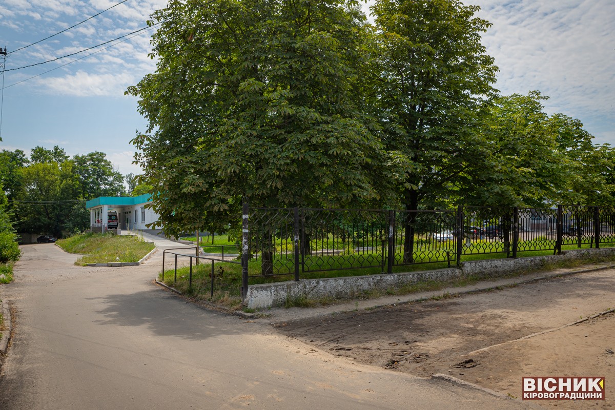 На вулиці Приморській у Світловодську триває ремонт асфальтового покриття
