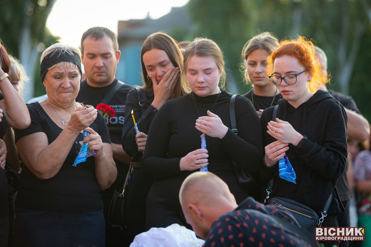 На заході сонця у Світловодську провели в останню дорогу захисника України Павла Гуранду