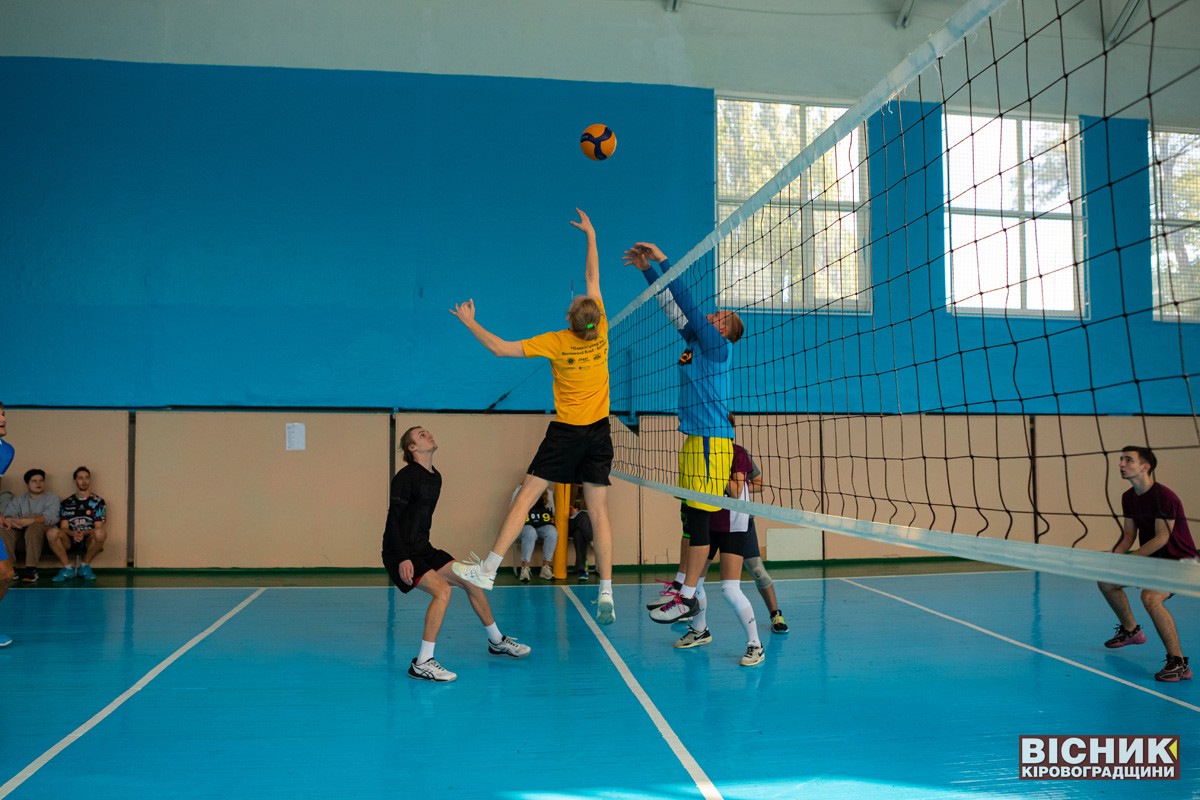 У Світловодську відбувся аматорський турнір з волейболу до Дня захисників та захисниць України 