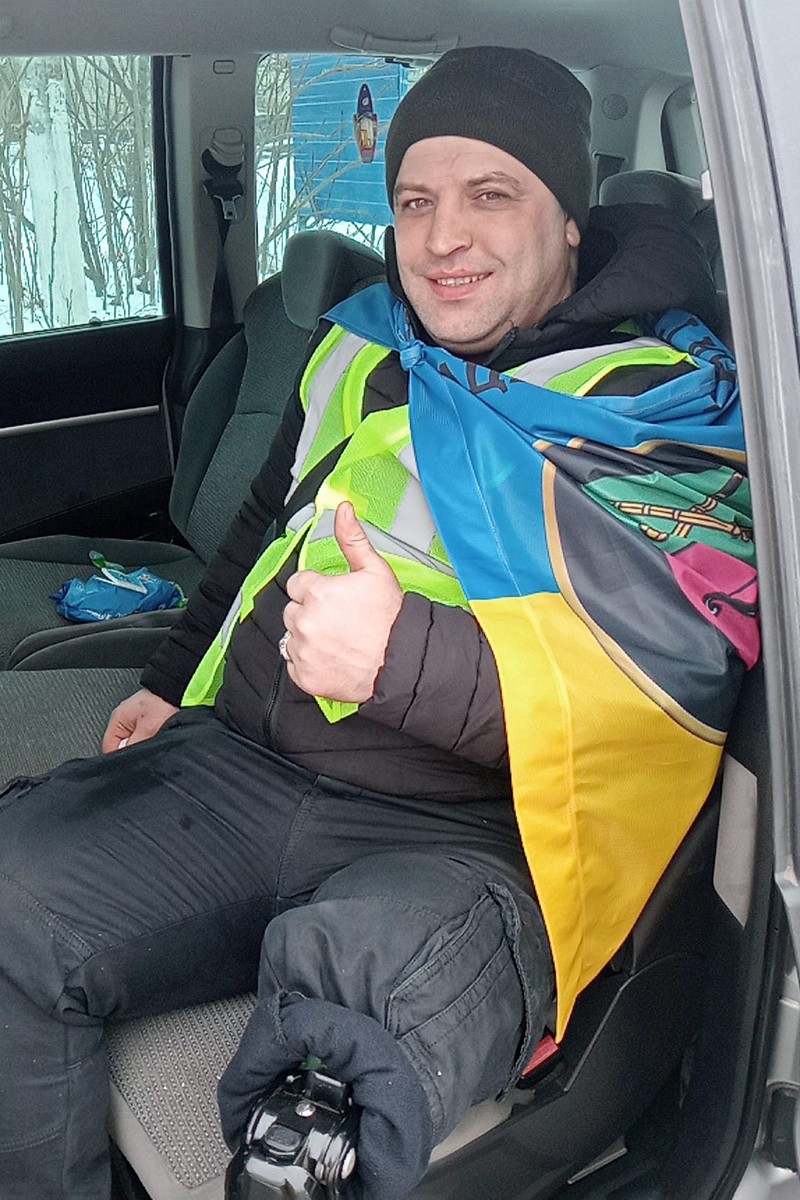 Володимир Ковальов йде свій благодійний марафон на милицях Кропивницьким