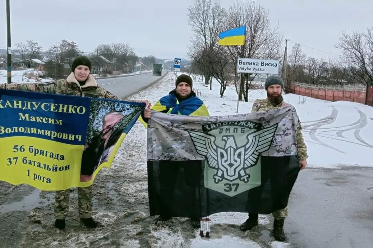 Володимир Ковальов йде свій благодійний марафон на милицях Кропивницьким
