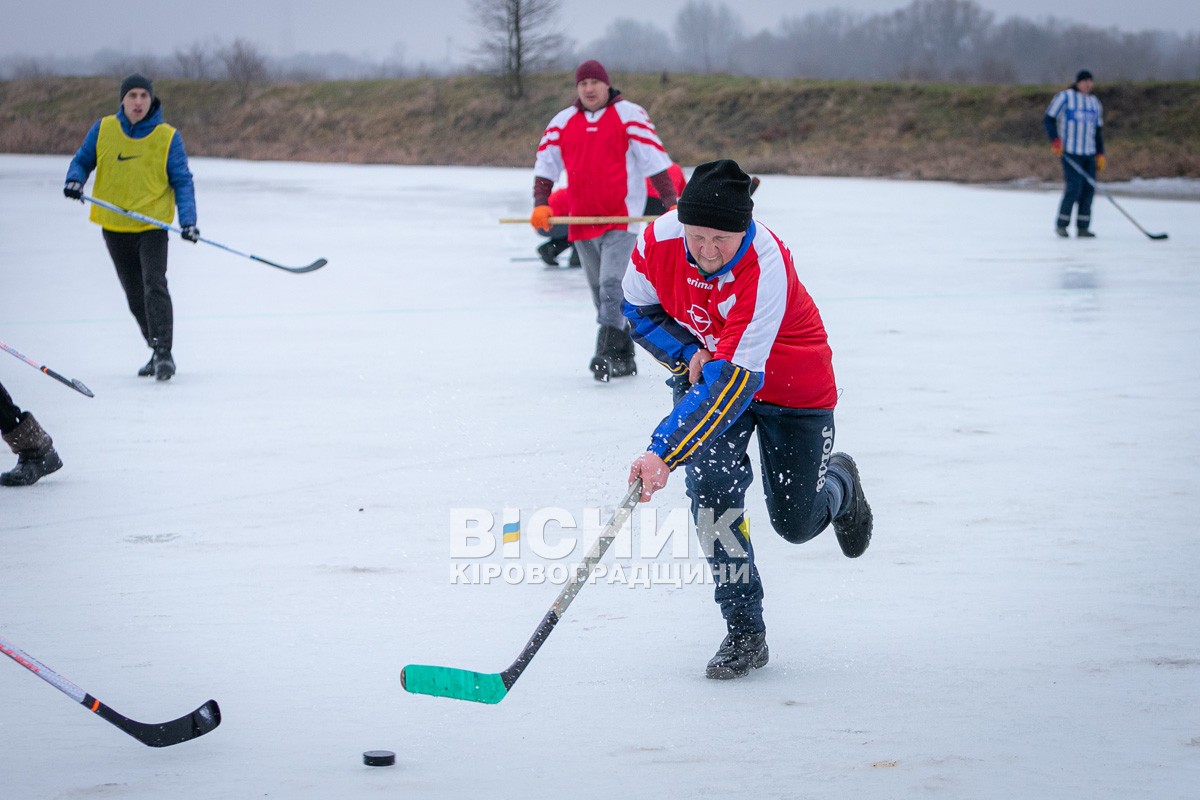 Хокейний турнір на Онуфріївщині попри плюсову температуру 