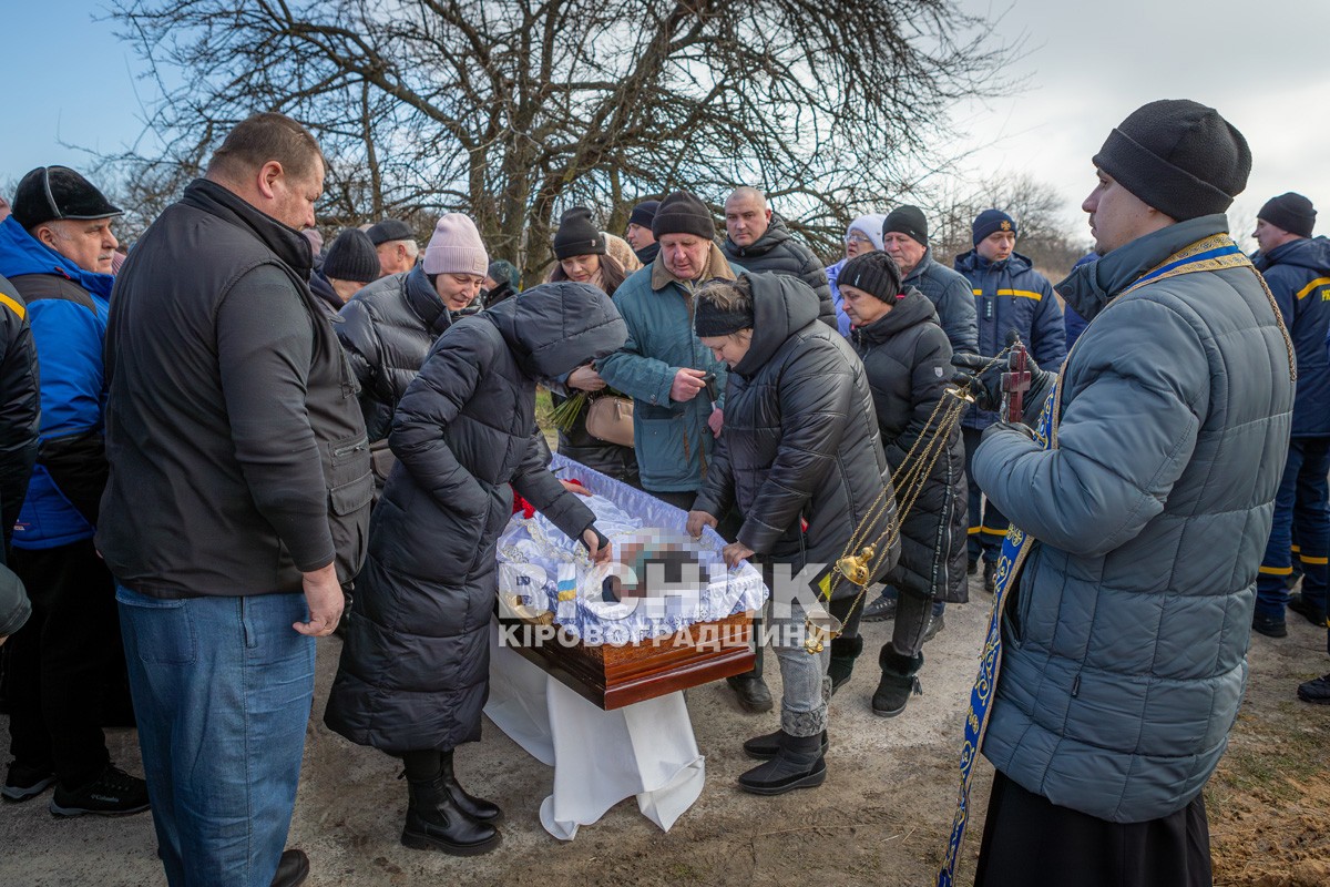 Світловодськ віддав останню шану рятувальнику Віктору Діденку