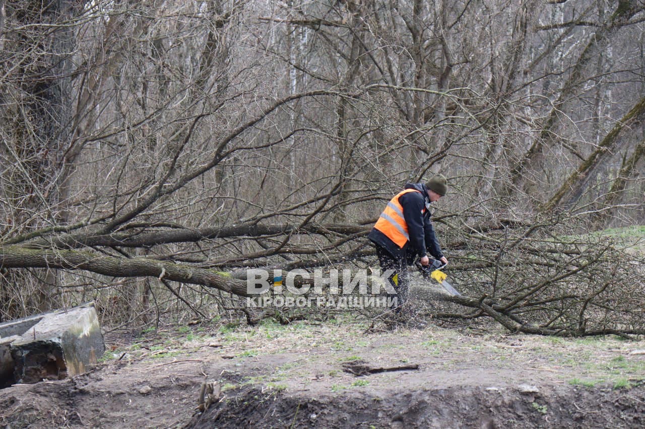 У графському парку Онуфріївки відновили пішохідний місток