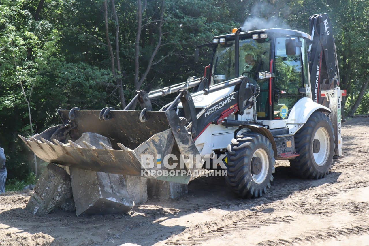 У графському парку Онуфріївки відновили пішохідний місток