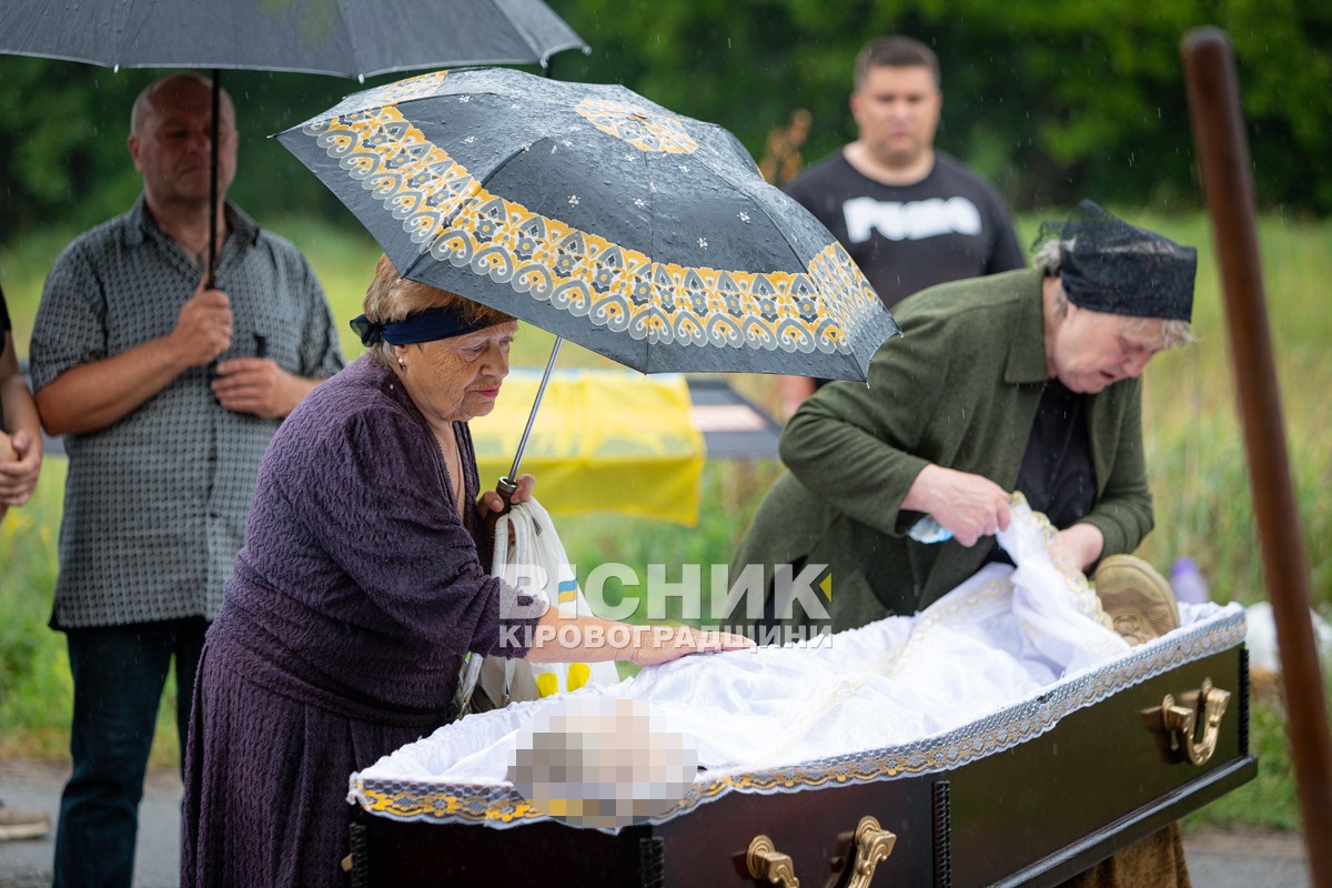 Світловодська громада провела в останню путь захисника України Олексія Костирєва