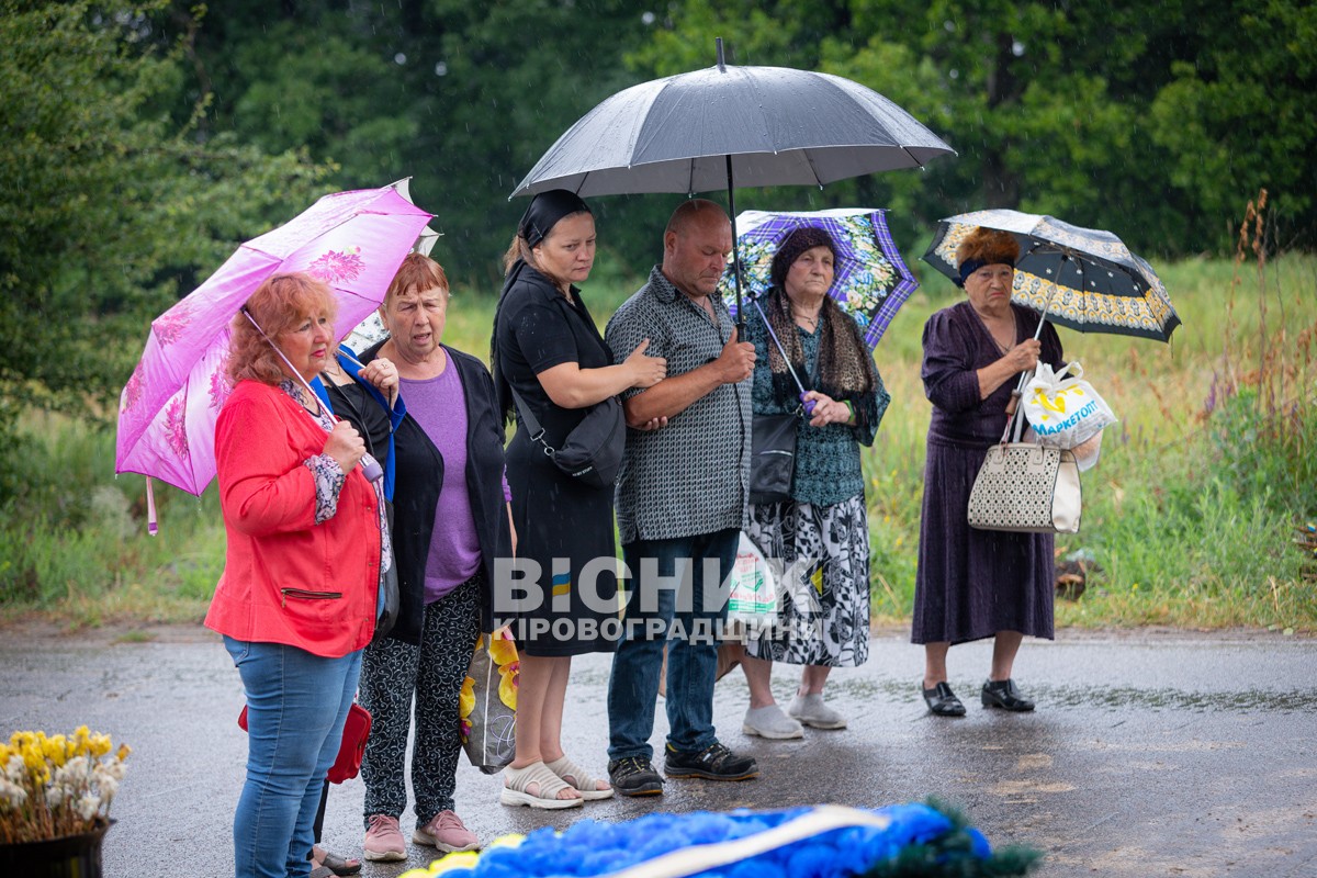 Світловодська громада провела в останню путь захисника України Олексія Костирєва