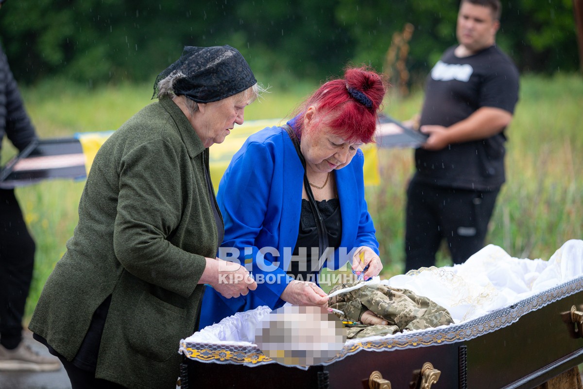 Світловодська громада провела в останню путь захисника України Олексія Костирєва