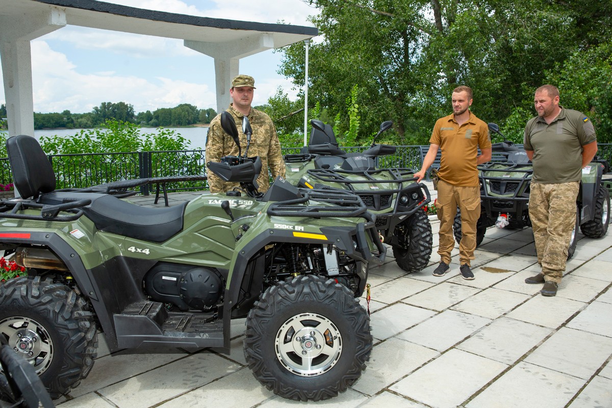 Ще чотири квадроцикли передані військовим Компанією «Королівський смак» та партнерами