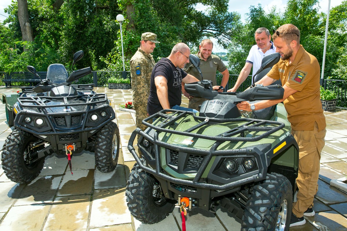 Ще чотири квадроцикли передані військовим Компанією «Королівський смак» та партнерами