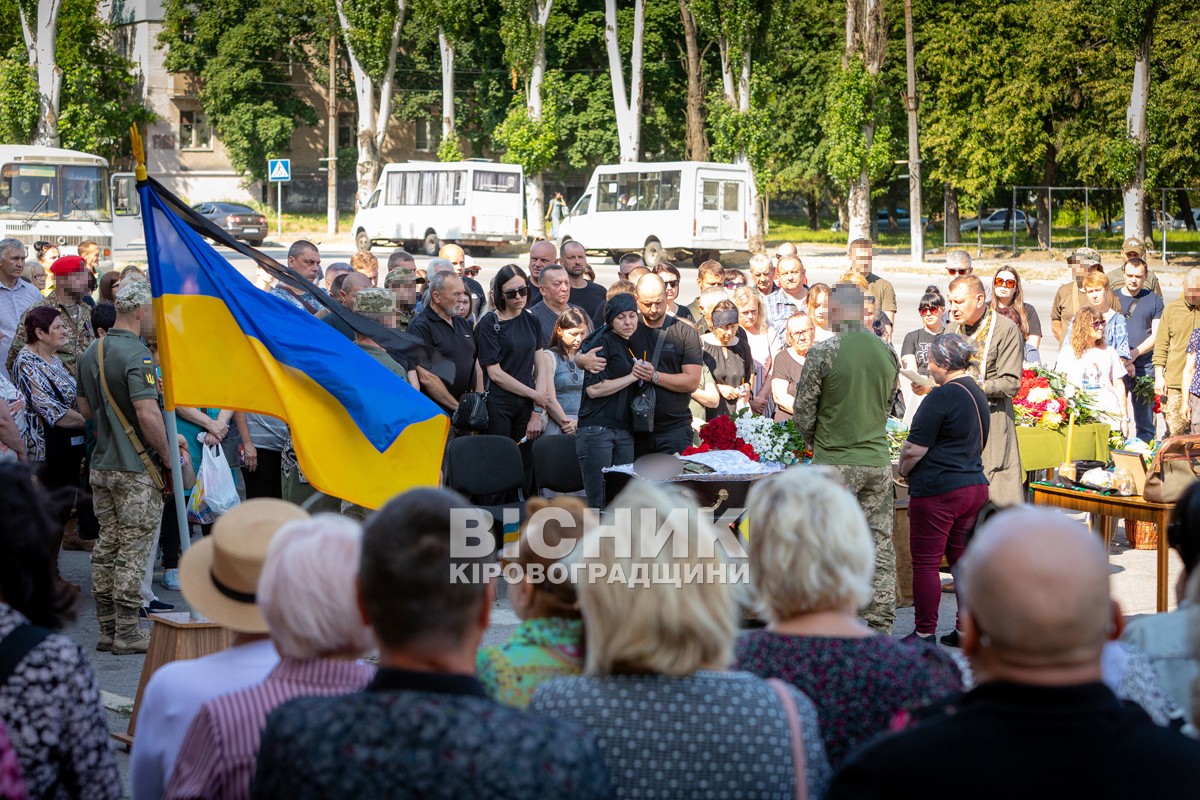 Світловодська громада провела в останню земну дорогу захисника України Євгена Віннікова