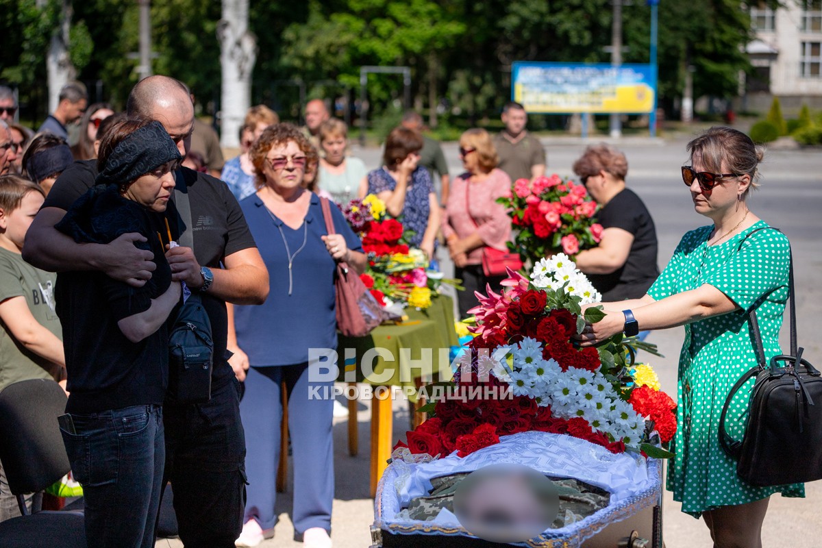 Світловодська громада провела в останню земну дорогу захисника України Євгена Віннікова