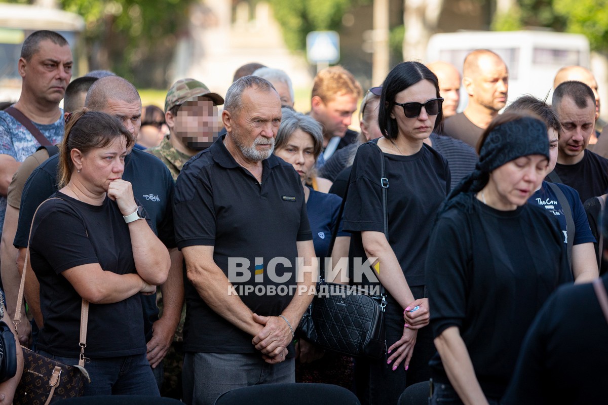 Світловодська громада провела в останню земну дорогу захисника України Євгена Віннікова