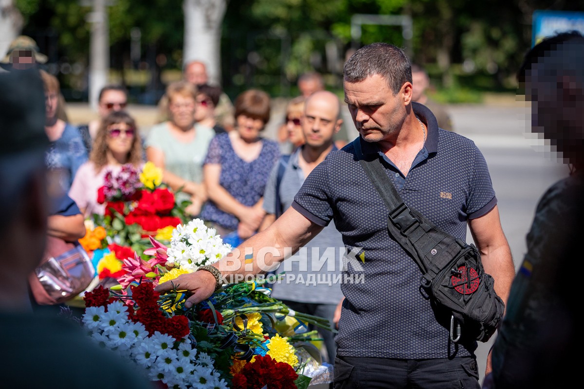 Світловодська громада провела в останню земну дорогу захисника України Євгена Віннікова