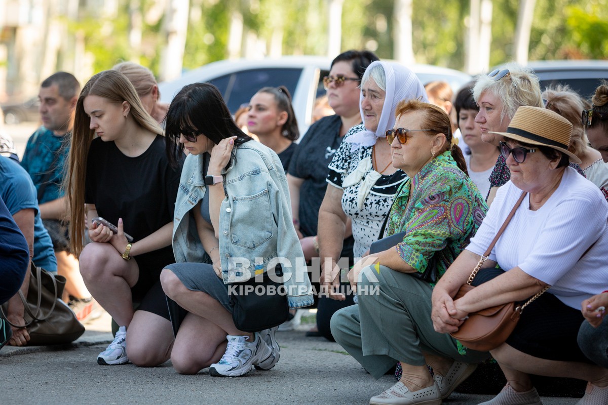 Світловодська громада провела в останню земну дорогу захисника України Євгена Віннікова