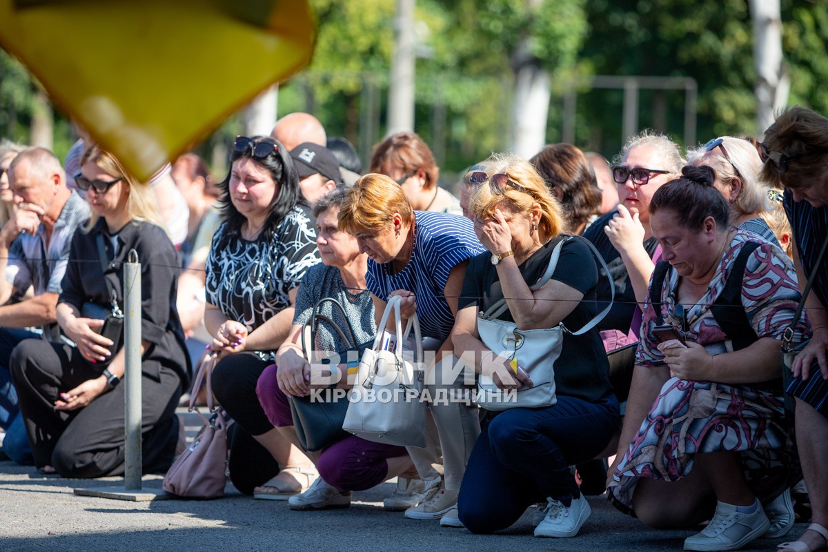 Світловодська громада провела в останню земну дорогу захисника України Євгена Віннікова