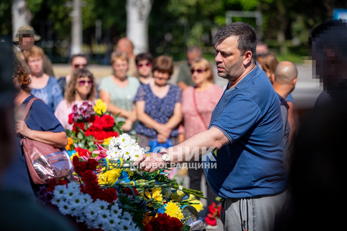 Світловодська громада провела в останню земну дорогу захисника України Євгена Віннікова