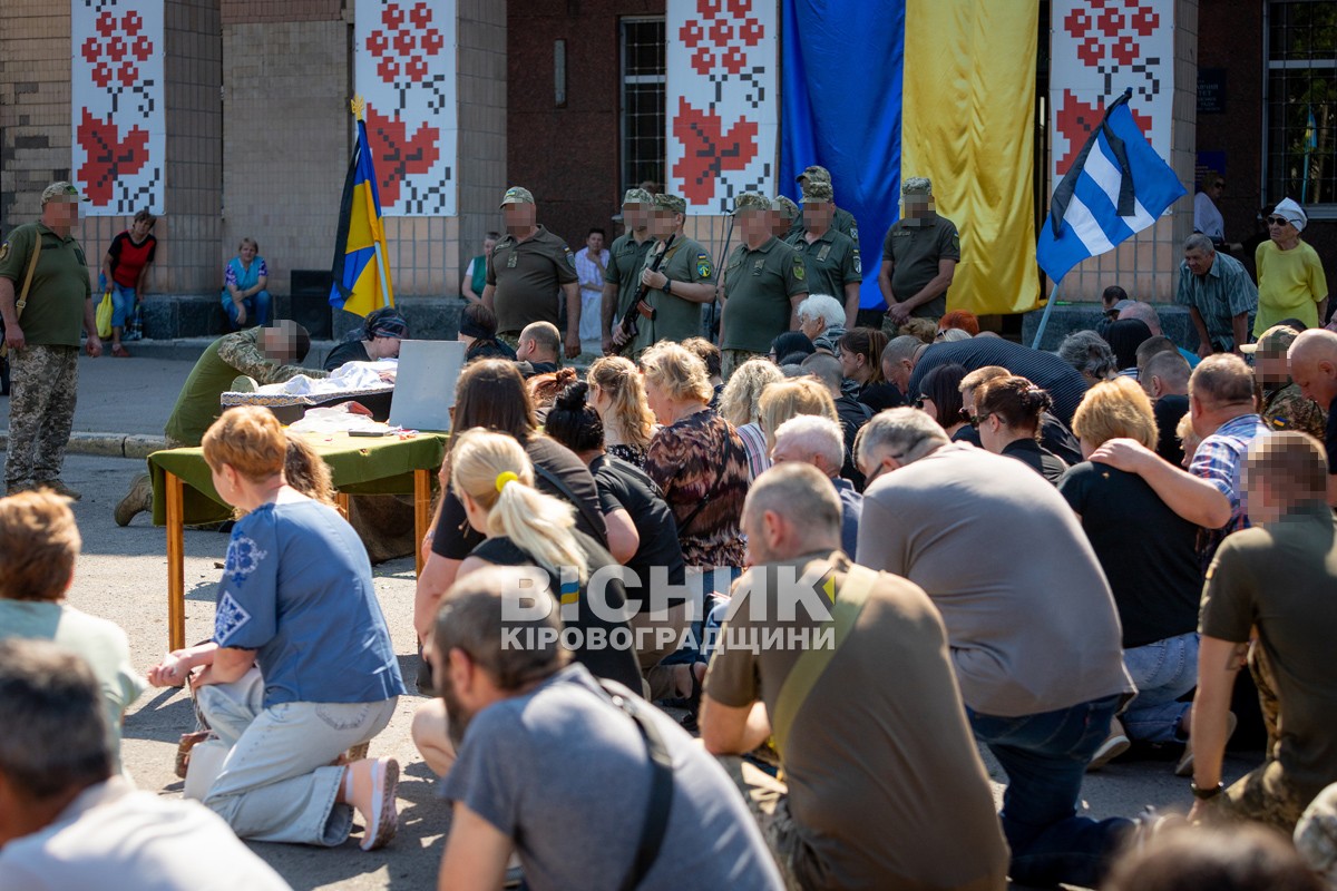 Світловодська громада провела в останню земну дорогу захисника України Євгена Віннікова