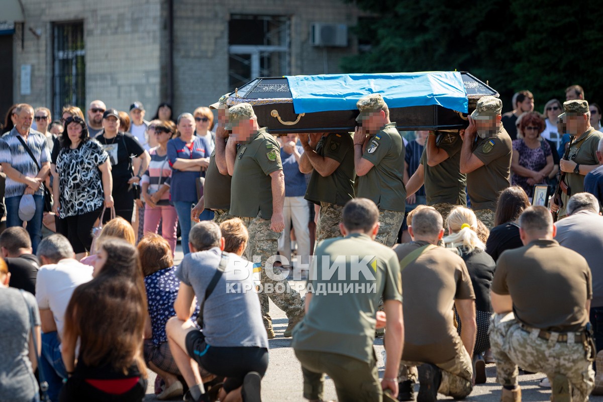 Світловодська громада провела в останню земну дорогу захисника України Євгена Віннікова