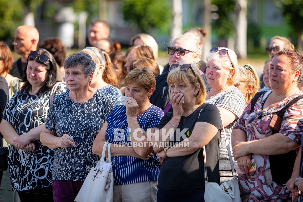 Світловодська громада провела в останню земну дорогу захисника України Євгена Віннікова