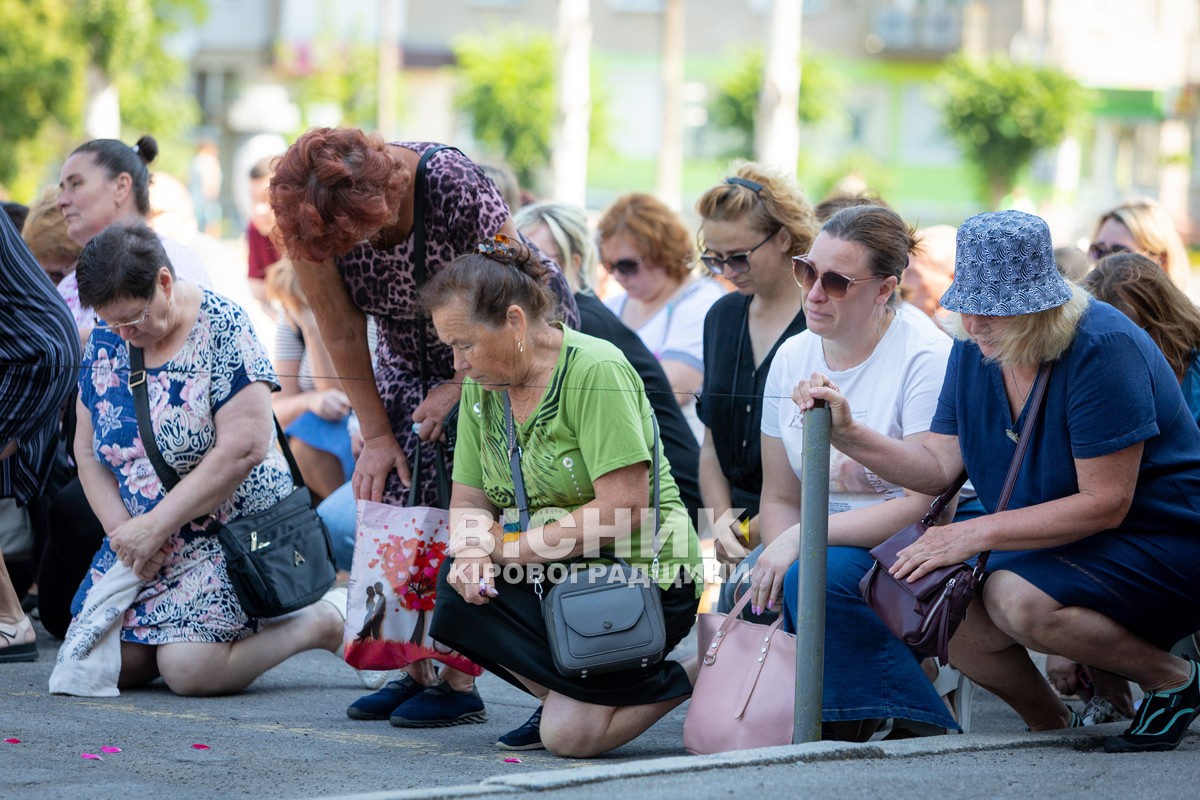 Світловодська громада провела в останню земну дорогу захисника України Євгена Віннікова