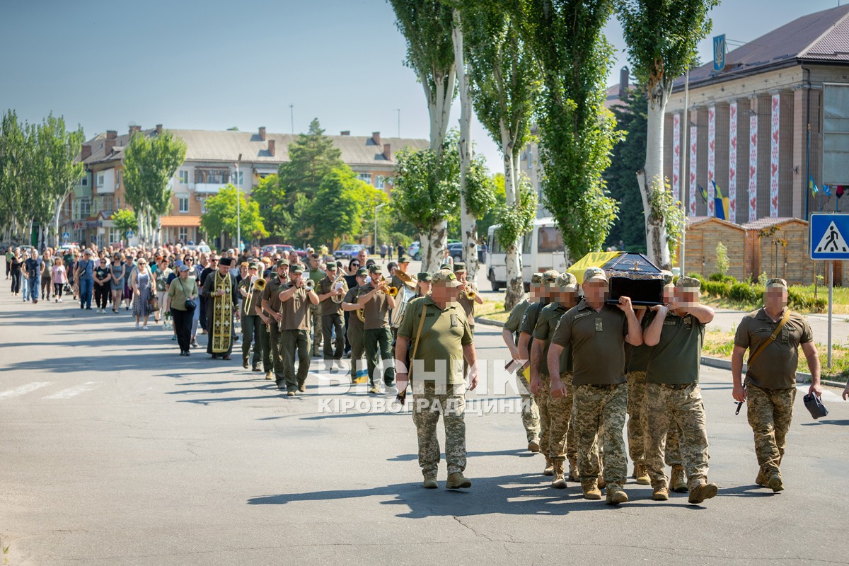 Світловодська громада провела в останню земну дорогу захисника України Євгена Віннікова