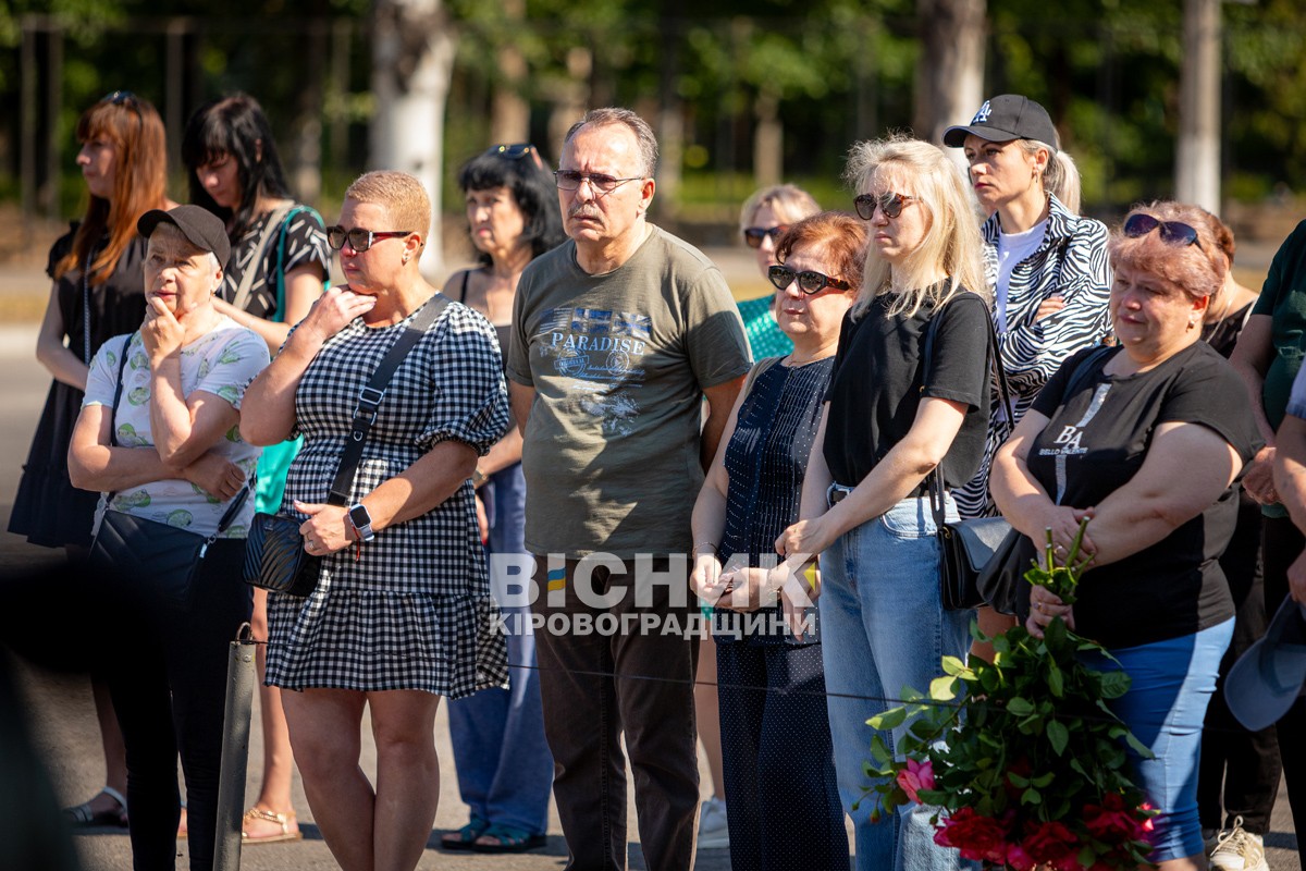 Світловодська громада провела в останню земну дорогу захисника України Євгена Віннікова