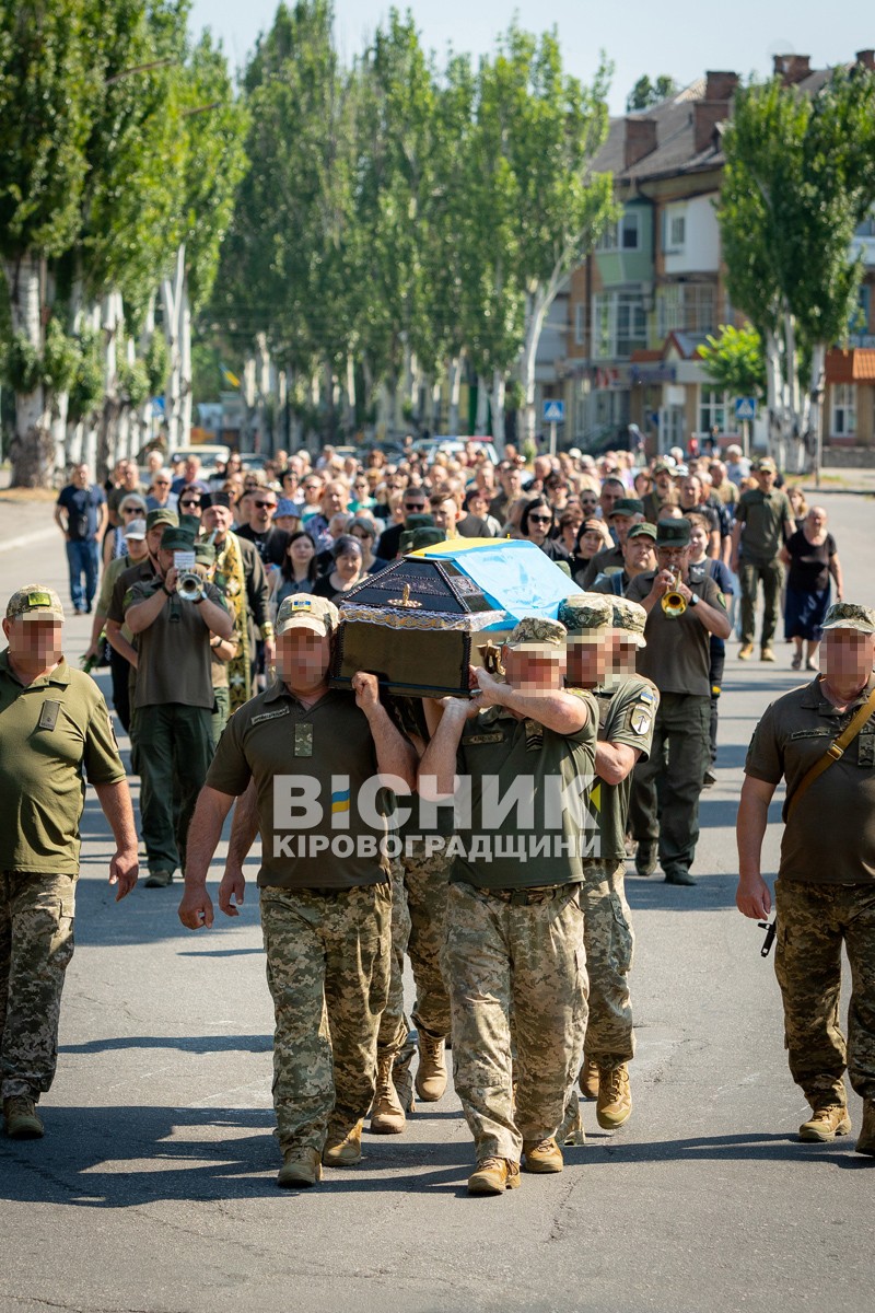 Світловодська громада провела в останню земну дорогу захисника України Євгена Віннікова