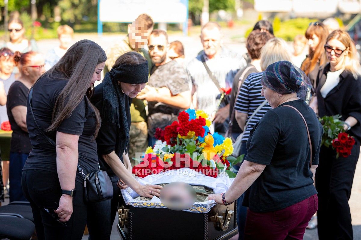 Світловодська громада провела в останню земну дорогу захисника України Євгена Віннікова