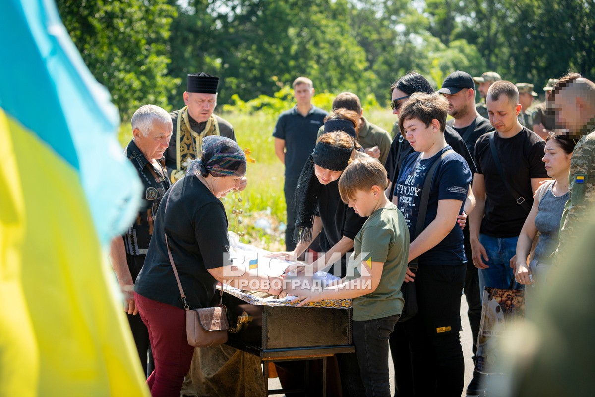 Світловодська громада провела в останню земну дорогу захисника України Євгена Віннікова