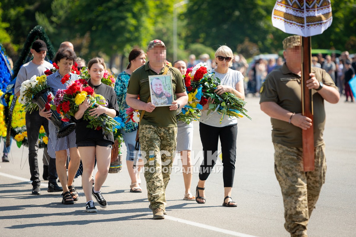 Світловодська громада провела в останню земну дорогу захисника України Євгена Віннікова