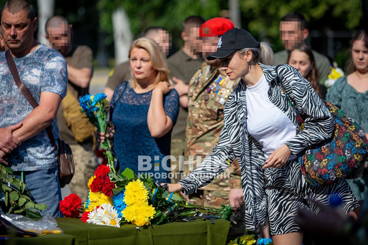 Світловодська громада провела в останню земну дорогу захисника України Євгена Віннікова